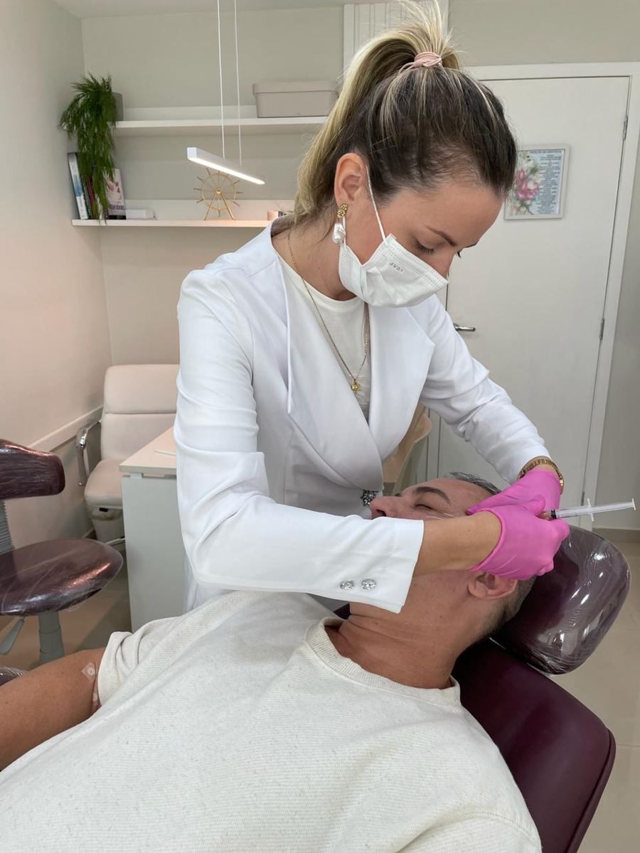 Dra. Bruna Zacconi atendendo uma paciente